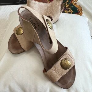 Taos Footwear Beige Leather Slingback Sandals with Brass Medallions